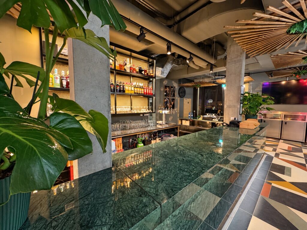 12-chene-bourg-interieur-bar